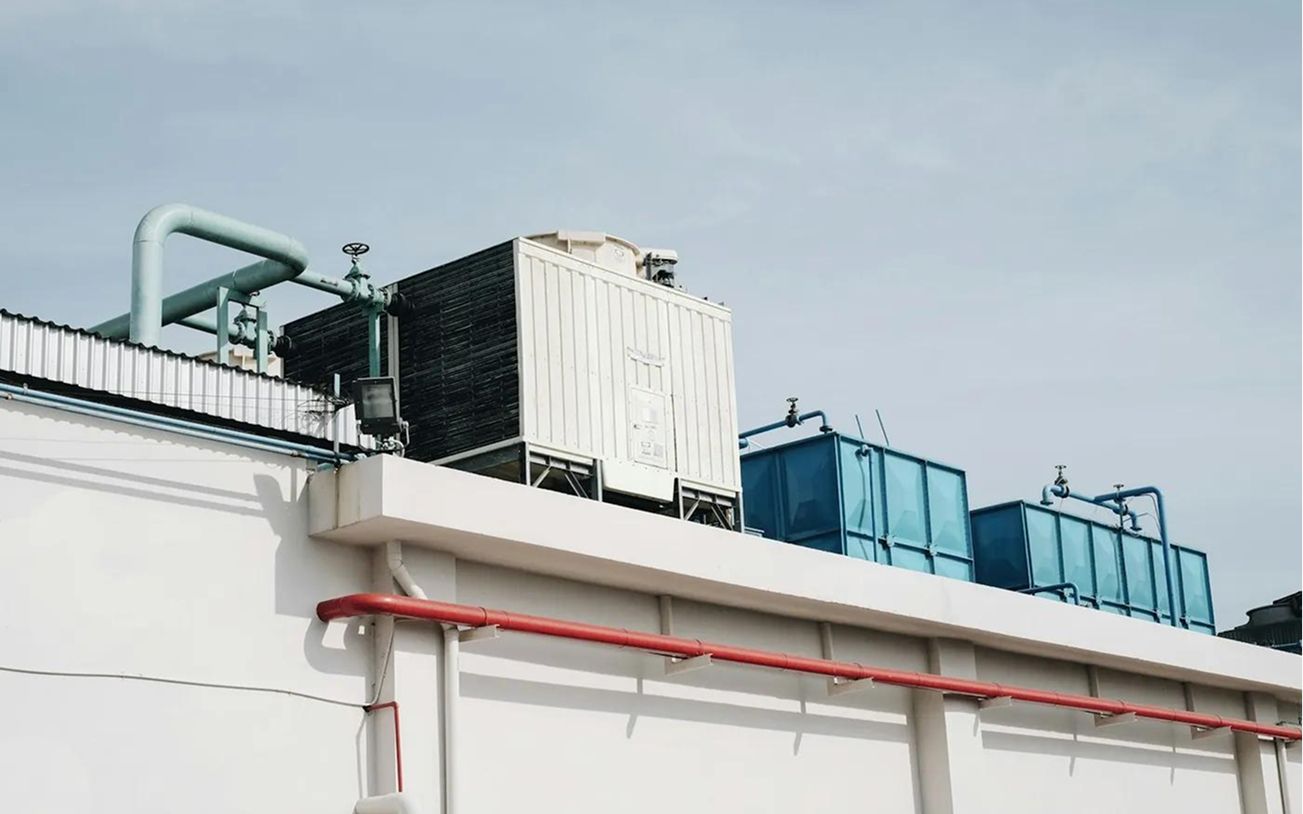 Equipos de refrigeración en la cubierta de un edificio