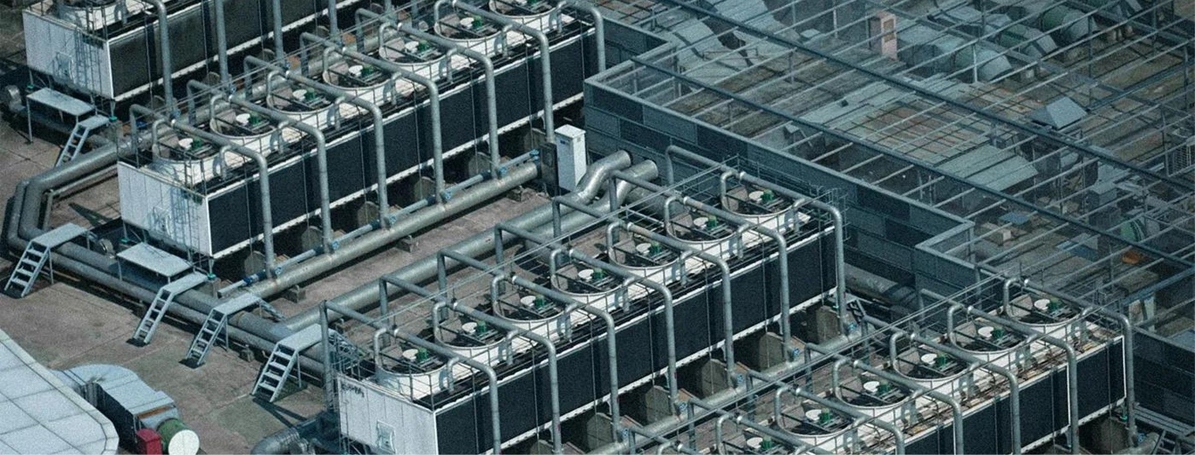 Vista aérea de equipos de refrigeración industrial en una cubierta