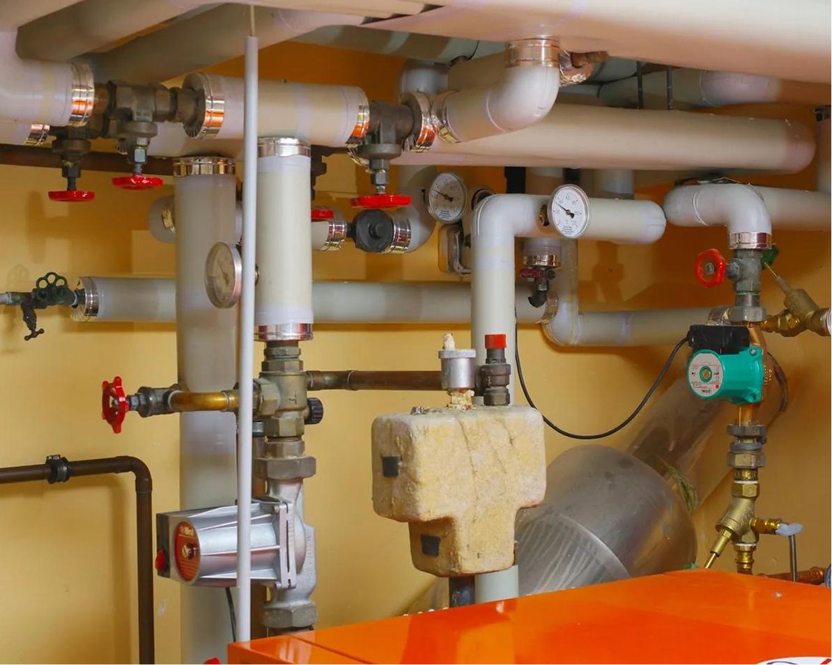 Instalación de tuberías con válvulas, bombas y manómetros