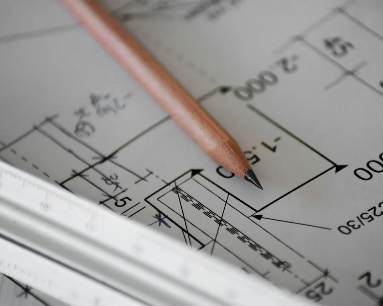 Lápiz sobre un plano técnico con cotas y regla