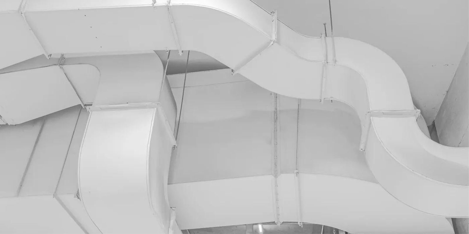 Conductos de ventilación instalados en un techo