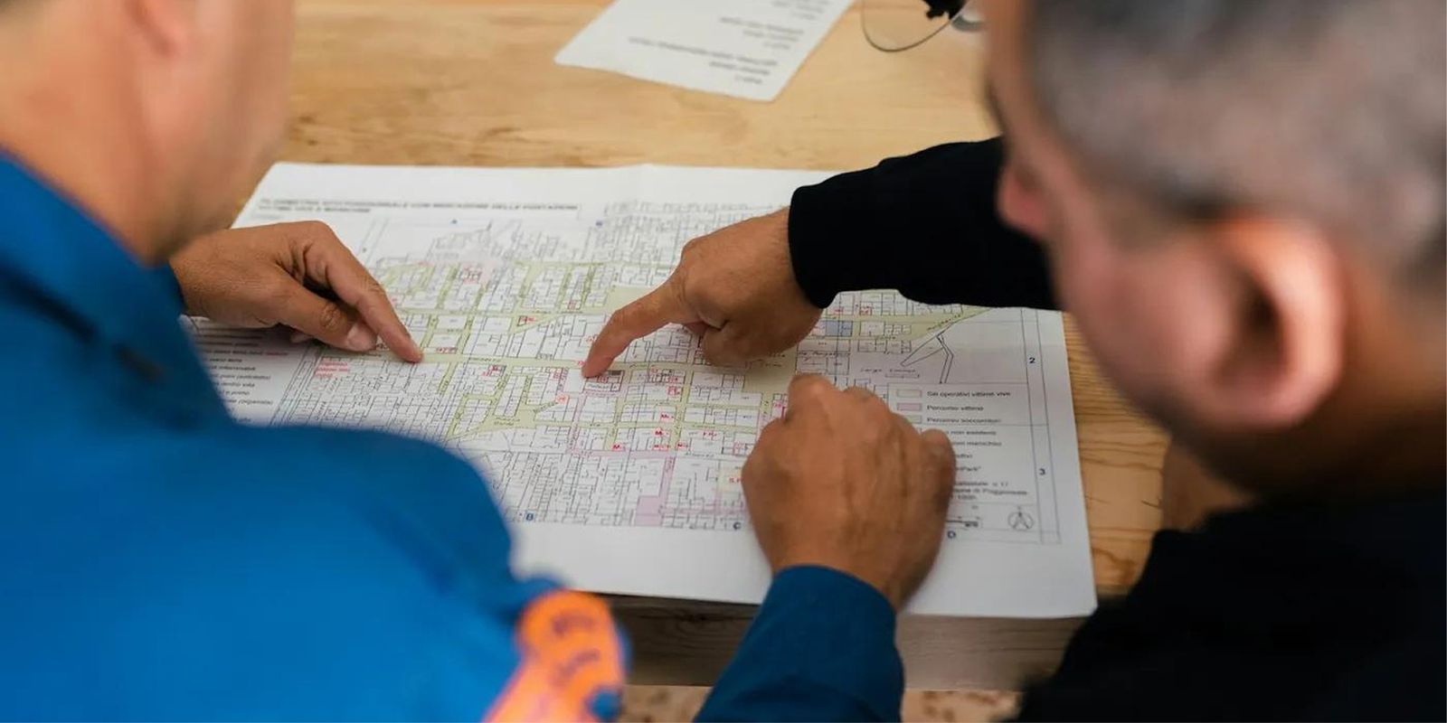 Dos técnicos revisando juntos un plano de instalaciones